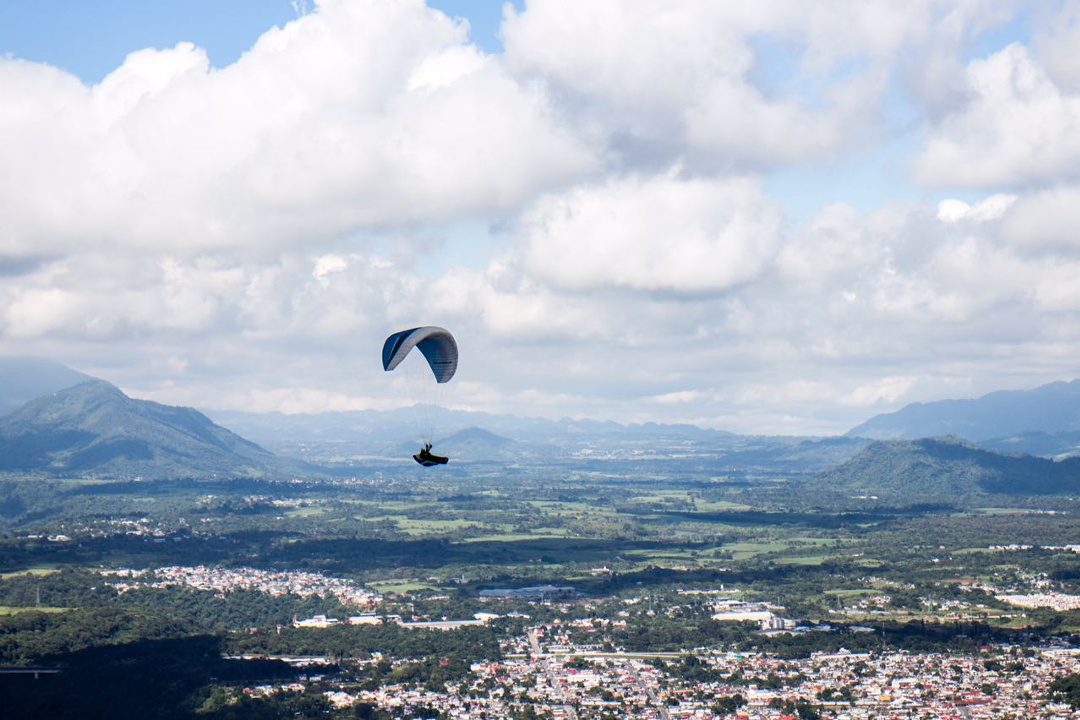Parapentista sobrevolando Fortin y Córdoba, Veracruz.