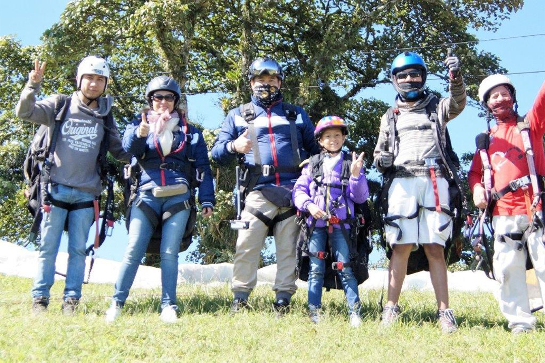 Una familia vestida y equipada para volar parapente con JuanitoFly.com!